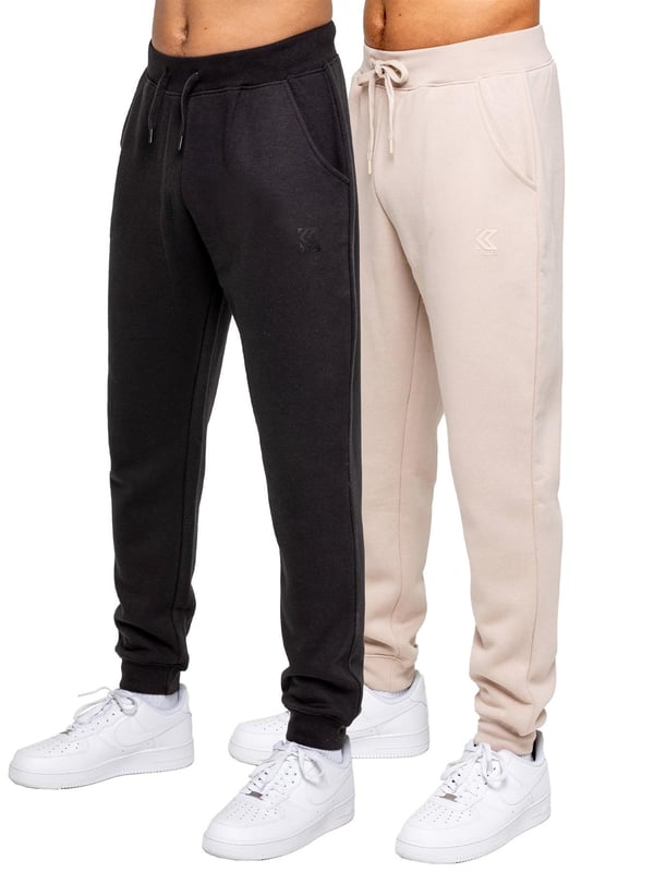 <p>Experimenta la máxima comodidad y estilo con los Joggers de Corte Regular para Hombre de Kruze, diseñados para mantenerte acogedor y luciendo elegante. Hechos con felpa interior cepillada, estos joggers ofrecen una suavidad y calidez excepcionales, convirtiéndose en una opción ideal para relajarte o salidas casuales. Con una cinturilla acanalada y cordones ajustables, brindan un ajuste seguro y personalizado, mientras que los puños ribeteados añaden un aspecto moderno y ajustado que se sitúa de manera ordenada sobre tus zapatillas. Los joggers incluyen dos bolsillos laterales convenientes, perfectos para mantener los esenciales al alcance, y un logo impreso en goma de Kruze en la pierna izquierda que añade un toque de marca distintiva.</p>