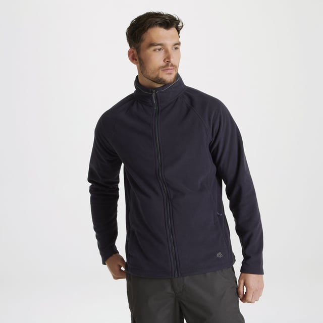 Material: 100% recycelter Polyester. Stoff: Microfleece. Innenfutter: Ungefüttert. 205gsm. Design: Einfarbig. Marken-Zip-Pull. Ärmel-Typ: Lang-Ärmel, Raglan. Manschette: Offen. Ausschnitt: Stehkragen. Taschen: 2 Fronttaschen. Verschluss: Durchgehender Reißverschluss. Nachhaltigkeit: Hergestellt aus recycelten Materialien.