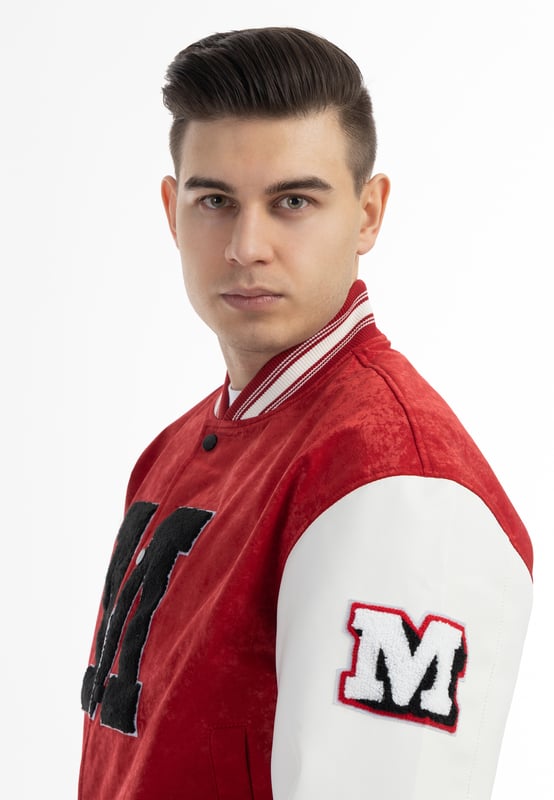 College-stijl wordt opnieuw geïnterpreteerd met deze jas van Mo. Het trendy model is gemaakt van een zacht materiaal en voorzien van de typische contrasterende mouwen. Maar ook de karakteristieke gestreepte ribgebreide manchetten, de paspelzakken aan de zijkant en de borduursels en patches van badstof dragen bij aan een authentieke retro-look.  Jas