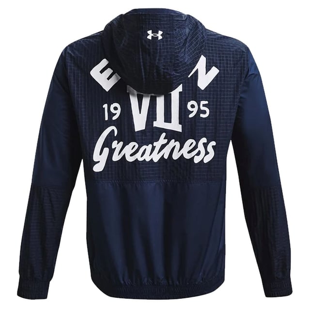 Chaqueta Under Armour x Project Rock Woven Layer para hombre, una potente fusión de rendimiento, estilo e inspiración diseñada en colaboración con el mismísimo Dwayne "The Rock" Johnson. Esta exclusiva chaqueta está repleta de características que reflejan el espíritu de determinación implacable y compromiso inquebrantable, lo que la convierte en una elección excepcional para atletas y personas con una mentalidad fuerte.

Características principales:

 Inspirada en "La Roca":  Esta colaboración con Dwayne Johnson, conocido como "La Roca", da vida a su dedicación y ethos en forma de chaqueta de alto rendimiento.

 Ligera y duradera:  La chaqueta está confeccionada con un material ligero pero duradero que ofrece un ajuste cómodo a la vez que resiste las exigencias de los entrenamientos intensos o las actividades al aire libre.

 Capas versátiles:  Diseñada como prenda superpuesta, esta chaqueta es ideal tanto para ropa activa como informal. Proporciona una capa adicional de protección contra los elementos sin sacrificar el estilo.

 Detalles reflectantes:  Algunas versiones de la chaqueta incorporan elementos reflectantes para mejorar la visibilidad en condiciones de poca luz, priorizando la seguridad en entrenamientos nocturnos o aventuras al aire libre.

 Detalles bordados:  La chaqueta puede presentar detalles bordados, incluido el logotipo de Project Rock y otros elementos de marca, que añaden autenticidad y estilo al diseño.

 Estética elegante y única:  La chaqueta está diseñada para reflejar el estilo atrevido y dinámico asociado a "The Rock". A menudo presenta gráficos y marcas distintivas que la diferencian del atuendo de entrenamiento tradicional.

 Forro cómodo:  El interior de la chaqueta está diseñado con un forro suave y cómodo, que garantiza una agradable experiencia de uso durante tus entrenamientos o a diario.