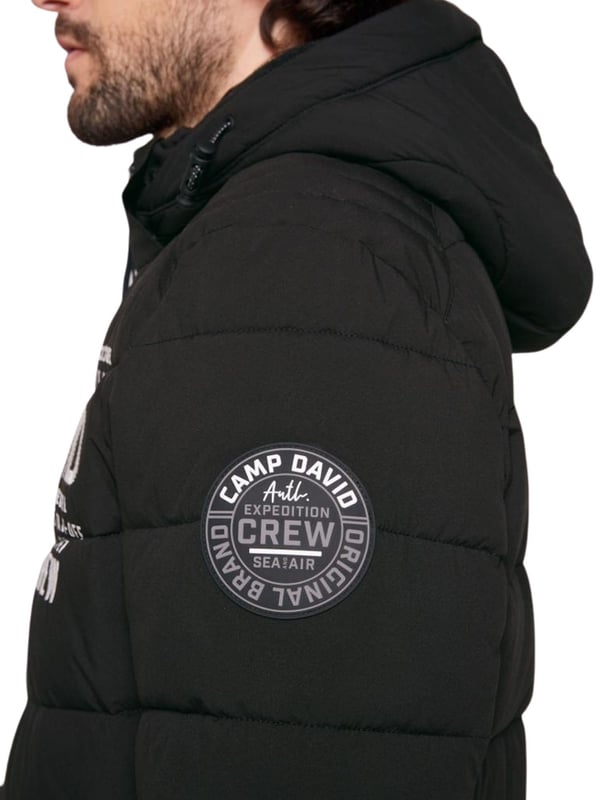 Voor een coole ski-look is deze winterjas voor heren van CAMP DAVID precies wat je zoekt. De jas heeft smalle stiksels op de mouwen, schouders, zijkanten en zoom, wat voor een sportief accent zorgt. Een opvallend artwork met logoborduurwerk siert de voorkant van de jas. De jas heeft een afneembare capuchon met een gezellige teddyvoering, een opvallende logotape en verder artwork. Ook heeft de jas neopreen details op de ritssluiting aan de voorkant en de ritszakken.