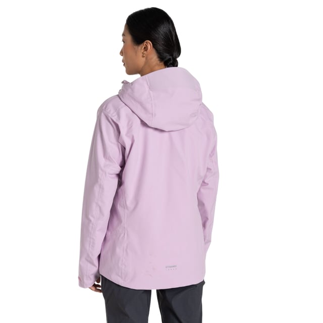 Yttre material: 100% Polyester. Fodermaterial: 91% polyester, 9% elastan. Tyg: Stretch. Design: Logotyp, slät. Tygteknologi: Aqua Dry, Andningsbart, Dynamic 12000, Vattentätt, Vindavvisande. 2 lager, dragkedjor i gropen. Halsringning: Huva. Manschett: Kardborreband med ögla. Ärmtyp: Långärmad. Funktioner på huva: Hjälmkompatibel, vippjustering. Fickor: 3 fickor, dragkedja, säker ficka med dragkedja. Fästanordning: Hel dragkedja. 25000g/m²,/24 timmar. Nedtill: Justerbar. Hållbarhet: Tillverkad av återvunnet material. 8 UK: 33 tum. 10 UK: 35 tum. 12 UK: 37,5 tum. 14 UK: 40 in. 20 UK: 47,5 tum 18 UK: 45 tum. 16 UK: 42,5 tum