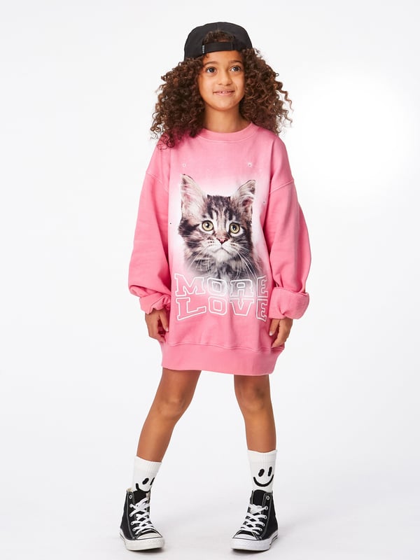 Molo project fun Scandinavian properties and stellar sustainability into their abstracts. This girls beautiful pink sweatshirt is both captivating and versatile. Crafted from organic cotton with a large cat print and 'More Love' as well as rhinestone details on the front. The sweatshirt has a round neck, drop shoulders and long sleeves. 100% Cotton