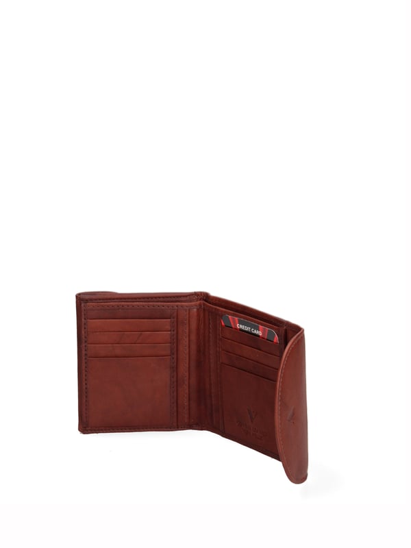 Cartera de hombre. El cierre es con botón de presión. Los bolsillos internos son tarjeteros y porta billetes. Los bolsillos externos son uno frontal con botón magnético. Falta la correa para el hombro. Falta el mango. Hay un compartimento interno. El material exterior es 100% Piel Auténtica. Internamente está forrado en piel auténtica. Medidas: 10x9x2,5 cm. Producto de moda