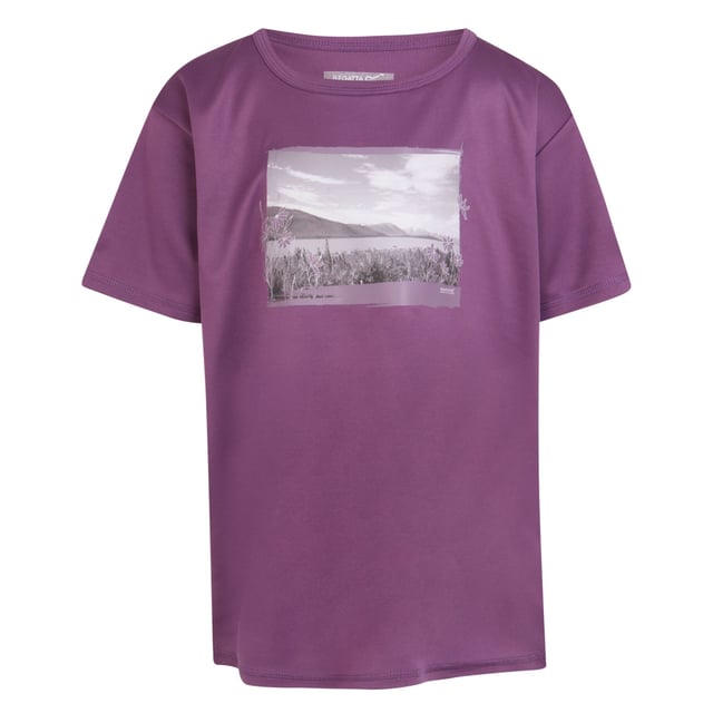 Regatta Kinderen/Kinderen Alvardo VIII Foto T-shirt (Zonsondergang Paars) 100% Polyester. Ontwerp: Grafisch drukwerk, Logo, Foto. Hals: Crew Neck. Mouwtype: Korte mouwen. Stoftechnologie: Duurzaam, Vochtafvoerend, Sneldrogend. Duurzaamheid: Gemaakt van gerecycled materiaal. Zonne-rating: UPF 40+. 7-8 jaar: 26 in. 15-16 jaar: 36 in. 13 Jaar: 32 in. 14 Jaar: 33 in. 3-4 jaar: 22,5 in. 5-6 jaar: 24 in. 11-12 jaar: 31 in. 9-10 jaar: 28 in.