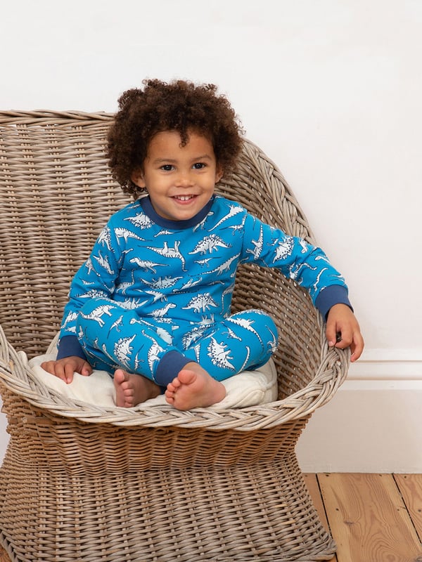 95% organic cotton 5% elastane | Proud to be certified by Control Union to the Global Organic Textile Standard (GOTS) | Dino fan all-over print | Single jersey with a little bit of stretch | Two-piece set | Slim fit | Long sleeved | Elasticated waistband | Round neck with popper shoulder opening (up to and including size 3y) | Ribbed cuffs | Made in Turkey | Machine washable at 40 degrees, or at 30 degrees to be kinder to the planet