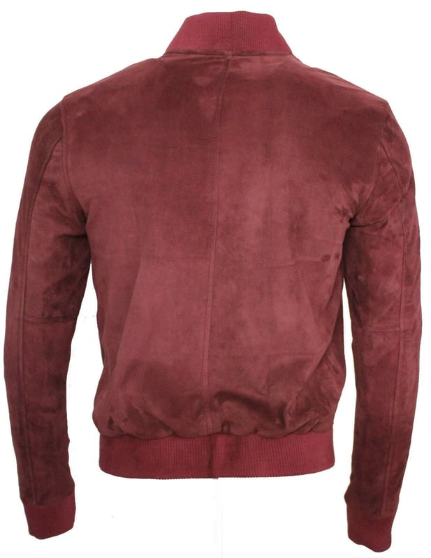 Invierte en un estilo atemporal con esta elegante y moderna chaqueta de cuero confeccionada en gamuza de cabra suave como la mantequilla. Esta chaqueta retro tiene dobladillos y puños elásticos y también un cierre frontal con cremallera para brindar un ajuste más cómodo. Dale el toque final perfecto a tus looks casuales y combina este estilo con jeans y zapatillas altas