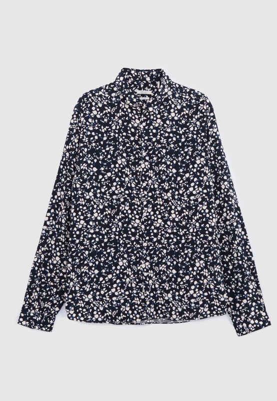 This navy printed shirt in viscose has collared neck and long sleeves with button fastening. Slim fit.