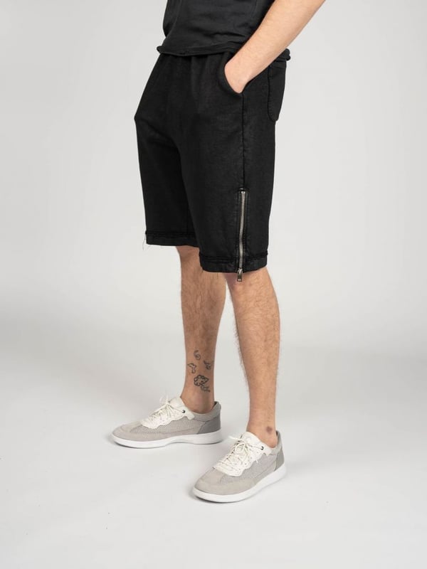 Unisex
Corte recto
Cintura elástica con cordón ajustable
Entrepierna baja
Más amplio en los muslos, con perneras estrechas
Con costuras decorativas
Dos bolsillos en la parte delantera, dos en la parte trasera
Perneras con puños elásticos
Hechos con tela de alta calidad
Producidos en Italia