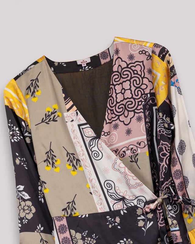 La blusa patchwork Mia te envuelve en la dulzura de los tonos pastel. Su estampado patchwork en rosa, verde y amarillo añade un toque de alegría a cualquier conjunto. Ideal para combinar con tus prendas favoritas, es una pieza que realza tu estilo con un aire romántico y moderno.
 
 
 
 Blusa cruzada. 
 
 Manga larga con terminación en puño tableado. 
 
 Tejido satinado. 
 
 Estampado patchwork.