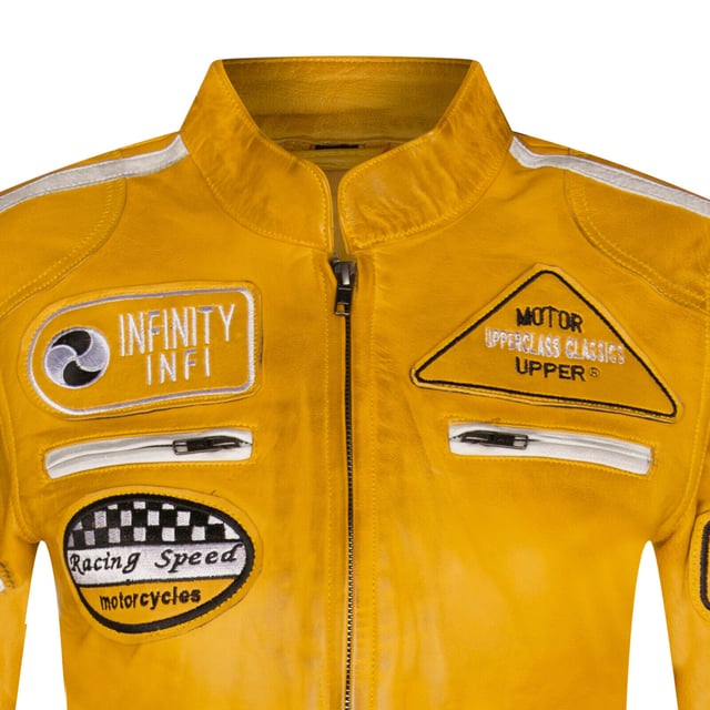 Afgewerkt met ons premium nappaleer en gedetailleerd met onze geborduurde vintage badges, hoeven raceliefhebbers niet verder te zoeken. De klassieke bikerstijl wordt naar een hoger niveau getild door de toevoeging van twee contrasterende racestrepen op de mouwen en een doordachte plaatsing van race-insignes om dit iconische kledingstuk te maken. Het jack blijft trouw aan zijn bikerroots met een klassieke korte kraag met tab en twee zakken met rits op de borst voor een traditionele look. Voor extra opbergruimte zijn er twee steekzakken in de taille, zodat deze jas zowel praktisch als stijlvol is. â€¢ 100% premium, ultrazacht nappaleer. â€¢ Vier buitenzakken â€¢ Strepen in racestijl op elk van de mouwen van de jas â€¢ YKK-ritssluiting over de volledige lengte aan de voorkant â€¢ Geborduurde badges in racestijl op de voorkant en mouwen van de jas