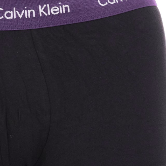 Pack-3 Bóxer Calvin Klein.
Color Negro-cinturilla multicolor
Cinturillas de goma elástica con el nombre de la firma bordado consecutivamente.
Tejido cómodo y transpirable.
Frontal anatómico, con capacidad de sujetar sin apretar.
Corte del bajo con acabado acanalado. 
Costuras vistas a tono.

Composición:  95% Algodón, 5% Elastano

 Instrucciones de lavado:
-Lavar a temperatura máx. 40ºC.
-No usar lejía.
-Admite lavado en seco.
-Permite utilizar secadora.
-Planchar a temperatura máx. 130ºC.