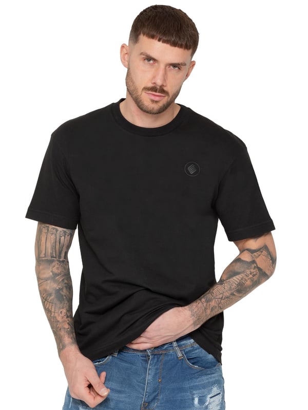 Presentamos la camiseta Enzo Oversized Relaxed Fit. Esta prenda versátil combina la comodidad con un estilo moderno y desenfadado. Con un cuello redondo clásico y un corte oversize relajado, es perfecta para llevar a diario. El detalle más destacado es la insignia de goma con el logotipo en la parte delantera, que añade un toque sutil pero elegante. Confeccionada en un tejido suave y transpirable,