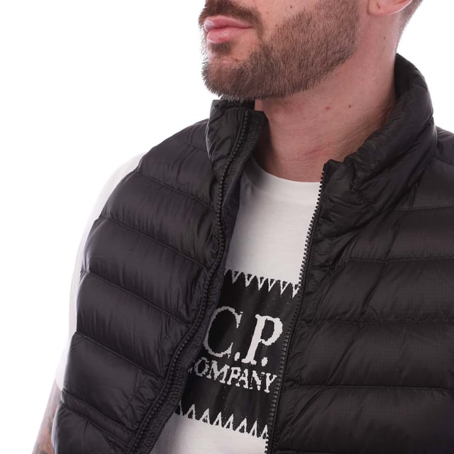 Mens C.P. Company D.D. Shell Lens Down Vest in black.- Stand-up collar.- Two-way full zip fastening.- Side zip pockets.- Back Lens detail.- Regular fit.- 100% Polyamide.- Ref: 17CMOW036A999