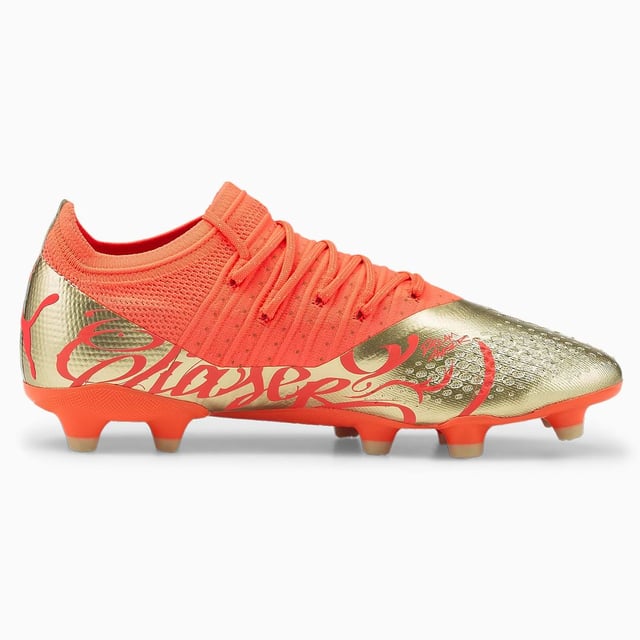 Las Botas de Fútbol Puma Future 2.3 Neymar Jr FG/AG para Hombre en Naranja son una opción especializada y de alto rendimiento para los entusiastas del fútbol, diseñadas en colaboración con la superestrella brasileña Neymar Jr. Estas botas están elaboradas para proporcionar el control, la agilidad y el estilo definitivo en el campo de fútbol. Aquí tienes una descripción detallada de las características clave de estas botas:

Diseño Impactante de Neymar Jr: Estas botas presentan un diseño inspirado en el propio Neymar Jr, incluyendo su logotipo distintivo y toques personales. La llamativa combinación de colores naranja es impactante y distintiva, permitiéndote destacar en el campo.

Configuración de Clavos Versátil: Las botas están diseñadas para usarse tanto en superficies de césped firme (FG) como en césped artificial (AG). La suela incluye una configuración de clavos híbrida, combinando clavos cónicos y de cuchilla para asegurar una tracción y maniobrabilidad óptimas en diferentes superficies de juego.

Superior Texturizado: La parte superior de las botas está construida con un material sintético texturizado que mejora tu control y toque del balón. La superficie texturizada ayuda con el regate, el pase y la precisión en los disparos.

Ajuste Tipo Calcetín: Las botas cuentan con un cuello de tejido tipo calcetín que se ajusta alrededor de tu tobillo, proporcionando un ajuste seguro y cómodo. Este cuello no solo añade estilo, sino que también ayuda a prevenir la entrada de escombros en la bota.

Logotipo de Neymar Jr: Estas botas exhiben con orgullo el logotipo de Neymar Jr, mostrando la colaboración entre el jugador y Puma y añadiendo un toque personalizado al diseño.

Construcción Ligera: Las botas están diseñadas para ser ligeras, lo que permite una aceleración rápida y cambios de dirección ágiles en el campo. Este diseño ligero es especialmente ventajoso para jugadores ágiles.