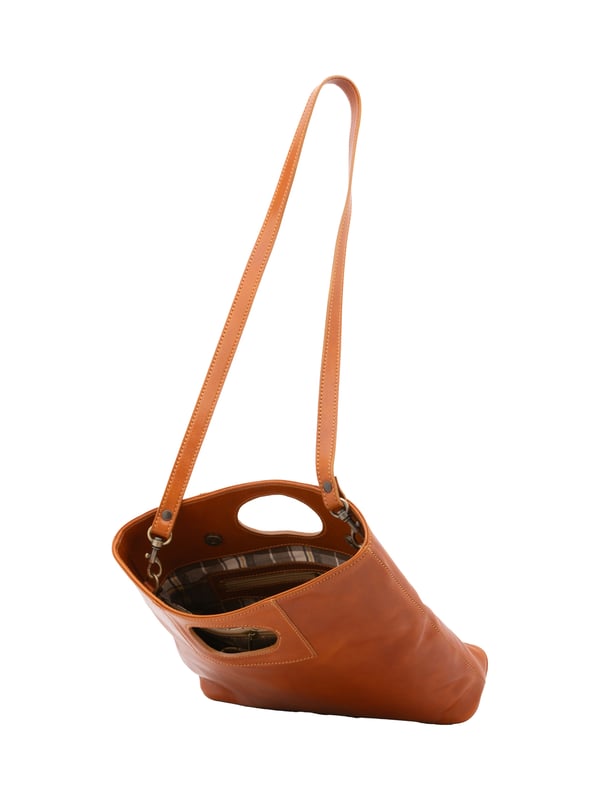 Crossbodytas voor dames met magneetsluiting. één met ritssluiting en twee open binnenzakken. afwezige externe zakken. afneembare lederen schouderband. met leren handvat. twee binnenvakken.  extern materiaal. gevoerd met katoenen binnenkant. Afmetingen: 28x33x10 cm. Gemaakt in Italië