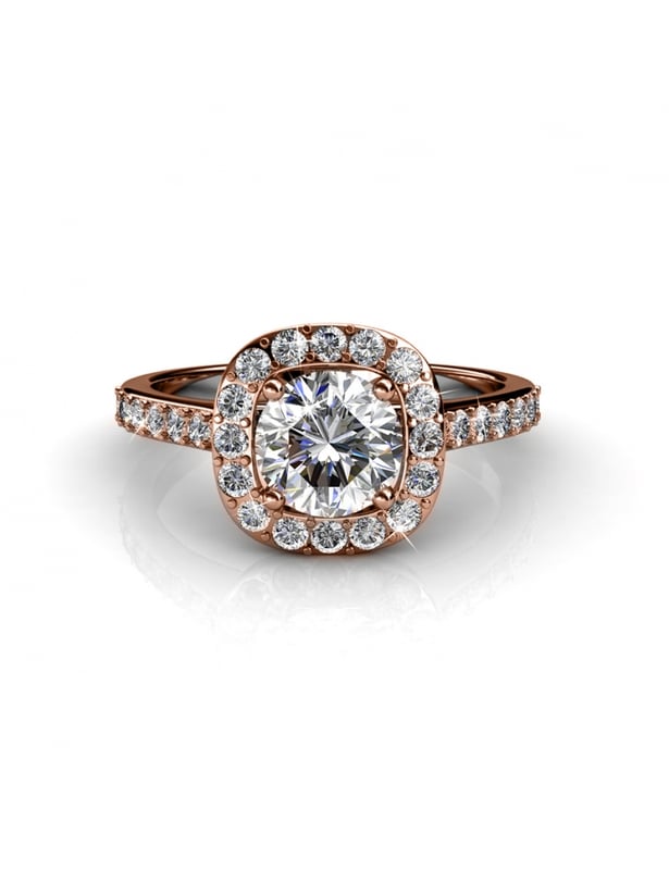 Framgång garanteras för vår Cushy-ring och dess österrikiska kristaller av hög kvalitet. Den eleganta designen har en glittrande finish och är perfekt för att försköna din stil och ge en skimrande touch av glamour till din look.