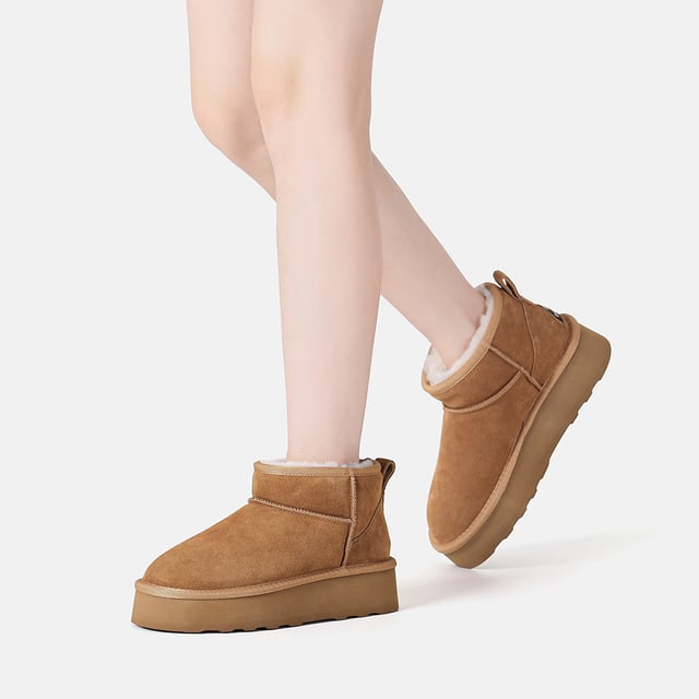 Ervaar het luxueuze comfort als je je voeten in een paar Heron Ultra Mini Platform Boots steekt, waarbij de Australische schapenvachtwol je omhult met zijn zachtheid en warmte. Gemaakt van rundsuède met een waterafstotende werking. coating aangebracht op het oppervlak, met deze nieuwe Heron Ultra Platform-laarzen kan het niet fout gaan. Specificatie: Bovenwerk van koeiensuède Warme schapenvacht-wollen voering Zachte schapenvacht Wollen binnenzool EVA-zool Technologieën: Water & Vlekbestendig bovenwerk Slipvaste buitenzool