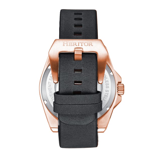 Kast van 316L chirurgisch roestvrij staal, Seiko NH35 automatisch uurwerk met juwelen, 24 juwelenlagers, gangreserve van 28 uur, slagen per uur (BPH): 21.600/uur, mineraalglas met saffiercoating, wijzerplaat met skeletmotief, kijkachterkant om het uurwerk te bekijken, band van echt leer, sluiting van roestvrij staal met gegraveerd logo, lichtgevende wijzers, lichtgevende markeringen, datumweergave, kastdiameter van 44 mm, polsomtrek van 195-245 mm, waterbestendigheid van 5 ATM.