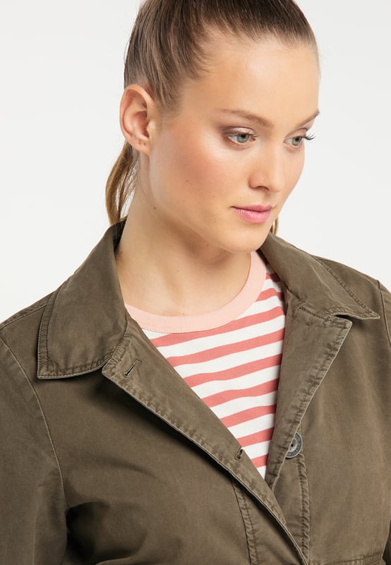 kein Futter, keine Füllung  Mit diesem lässigen Blouson von DreiMaster Vintage kommen wir ins Schwärmen. Der kurze Schnitt, die großen Pattentaschen, verziert mit großen Logo-Knöpfen ergeben einen trendigen Look. Ein im Saum eingearbeiteter Gummizug betont die sportliche Seite dieser Jacke. Praktisch: Die Taschen können auch als Eingriffstaschen genutzt werden und sind mit einem Druckknopf verschließbar, somit können Sie Schlüssel & Co. sicher verstauen. Die dekorative Knopfleiste mit Vintage Logo-Knöpfen und einer Logo-Applikation am Ärmel unterstreichen den Vintage Look.  Leichte Jacke von Drei