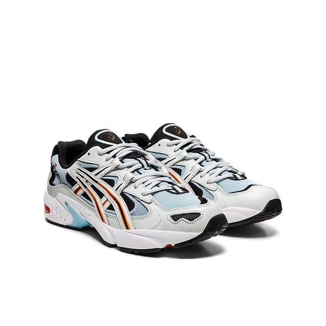 Verhoog je stijl met een eigentijdse draai aan een klassiek silhouet - de GEL-KAYANO™ 5 OG sportschoen voor heren van ASICS. Dit ontwerp is een eerbetoon aan de befaamde GEL-KAYANO™ serie en combineert retro kenmerken naadloos met geavanceerde technologieën voor een uitzonderlijke schoenervaring.

De kern van het ontwerp wordt gevormd door de iconische GEL™ technologie, die ongeëvenaarde demping biedt voor optimale schokabsorptie. Zeg maar dag tegen ongemak en hallo tegen een soepele, responsieve pas. De stevige middenzoolconstructie zorgt voor stabiliteit en ondersteuning, waardoor je algehele prestaties en vertrouwen worden verbeterd.

De GEL-KAYANO™ 5 OG is geïnspireerd op schoenen uit de jaren '90 en heeft een bovenwerk van lichtgewicht mesh. Dit ademende materiaal zorgt niet alleen voor moeiteloze bewegingen, maar bevordert ook de luchtstroom, zodat je voeten de hele dag koel en fris blijven.

Dankzij het veelzijdige ontwerp kun je deze sportieve schoen moeiteloos combineren met actieve bezigheden. De minimalistische esthetiek voegt een vleugje ingetogen raffinement toe aan elk ensemble, waardoor het een ideale keuze is voor verschillende gelegenheden.

De GEL-KAYANO™ 5 OG omarmt het authentieke merkerfgoed en is de vijfde in de legendarische GEL-KAYANO™ serie. Het blijft een voorbeeld van ASICS' toewijding om prestatiegerichte functies te combineren met een tijdloze stijl.

Geniet van de perfecte mix van comfort, stijl en functionaliteit met de GEL-KAYANO™ 5 OG sportschoen voor heren. Ervaar de samensmelting van erfgoed en innovatie als je binnenstapt in een wereld waar klassiek en modern moeiteloos samengaan.