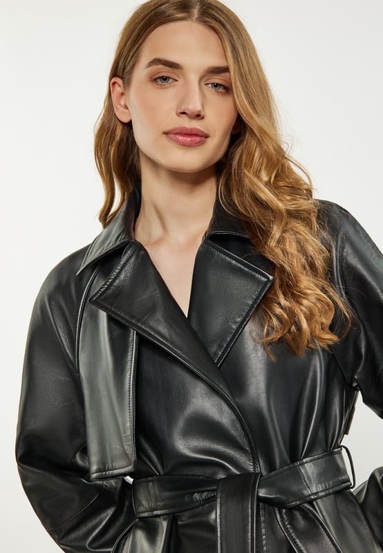 Dompel jezelf onder in tijdloze verfijning met deze klassieke trenchcoat, gemaakt van luxueus lamsleer. Een brede kraag met revers en een wikkelstijl, vastgebonden met een bijpassende riem, benadrukken het figuur. De voorkant wordt gesloten met comfortabele knopen. De jas creëert een buitengewone vintage styling.  Jas