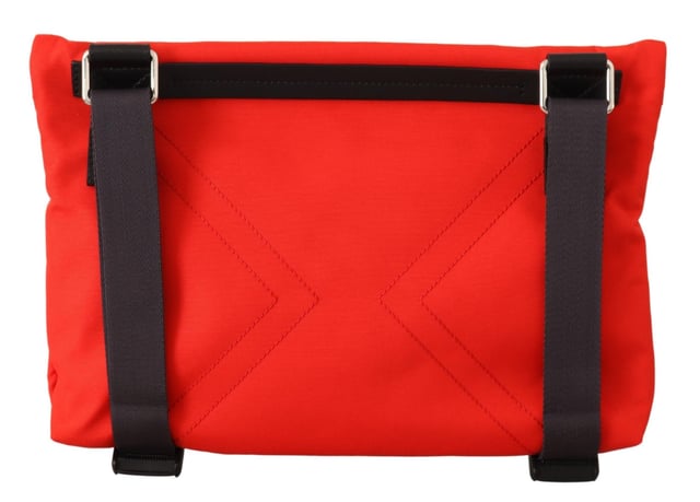 A estrenar con etiquetas y bolsa guardapolvo.
  Color: Rojo/Negro.
  Material: 92% poliamida 8% acrilico.
  Cierre de cremallera.
  1 compartimento principal.
  Bolsillo interno de parche.
  Parche con el logotipo en la parte delantera.
  Correa ajustable par.