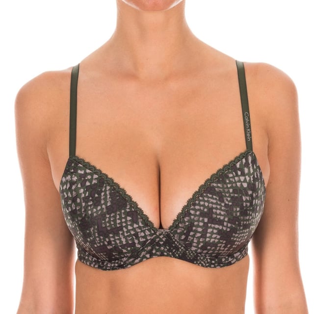 Sujetador push-up, de Calvin Klein.
Color Caqui-estampado gris. 
Es un sujetador push-up acolchado, donde el tamaño de la almohadilla está regulado por el tamaño de la taza. 
Copas con puntilla en la parte superior.
Copas preformadas y con aros.
Nombre de la firma bordado, en uno de los tirantes.
Tirantes elásticos, regulables.
Laterales elásticos.
Cierre de corchetes en la espalda, tres posiciones.
Costuras vistas a tono.

Composición:  77% Nylon. - 23% Elastano.

Instrucciones de lavado:
- Lavar máximo a 40ºC.
- Planchar a media temperatura, máx. 110ºC.
- No permite usar secadora.
- No usar lejía.
- No admite el  lavado en seco.

Equivalencia de tallas:

UK	FR	EU	IT
30	80	65	30
32	85	70	32
34	90	75	34
36	95	80	36
38	100	85	38