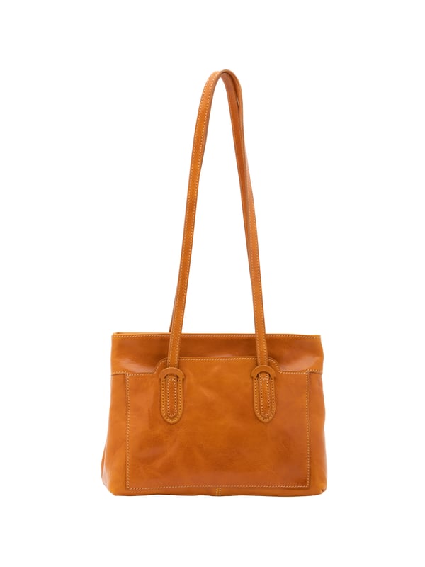 Bolso bandolera para mujer. El cierre es con cremallera. Los bolsillos internos son uno con cremallera. Los bolsillos externos son un frente abierto. Falta la correa para el hombro. El mango es de piel. Hay dos compartimentos internos. El material exterior es auténtica piel de vacuno. Internamente está forrado en algodón. Medidas: 23x30x12 cm. Hecho en Italia