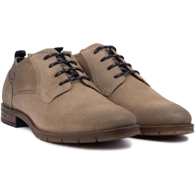 Sumérgete en el lujo y la comodidad con los zapatos con cordones Bugatti Comfort para hombre. Confeccionado en ante fino con suela de goma. Estos llevan tus pies con una plantilla acolchada para comodidad durante todo el día. La elegante marca lateral y la trabilla en el talón añaden un estilo sutil. mientras que la suela de goma duradera brinda tracción y soporte en cada paso.