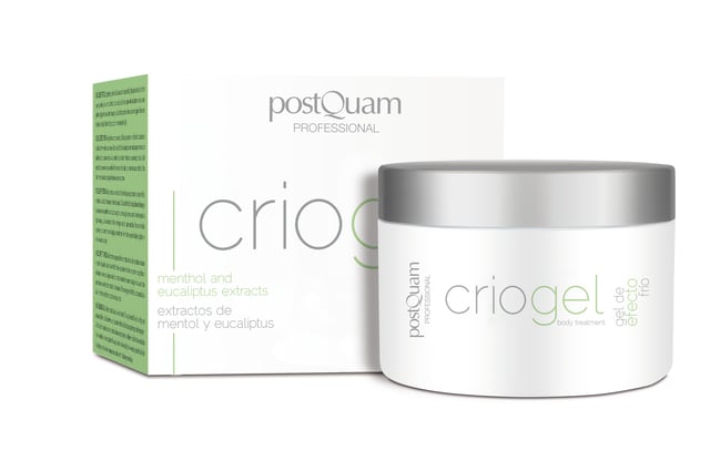 Gel de efecto frío - Body Treatment, para problemas de circulación o varices 200 ml
Ref. PQE01870

Descripción
Gel de efecto frío
Gel hipotérmico con un triple efecto: anticelulítico, reafirmante y relajante de piernas
- Gel anticelulítico: produce una hipotermia en la piel (baja la temperatura) ante la que el cuerpo reacciona quemando grasas, consiguiendo así el efecto deseado
Este tratamiento anticelulítico en frío es especial para personas con problemas de circulación o varices, ya que en estos casos el tratamiento en caliente es desaconsejable porque el calor dilata las venas
- Gel relajante de piernas: se aconseja especialmente a las personas con problemas de circulación y varices, ya que el frío actúa contra la excesiva dilatación de las venas
- El efecto reafirmante se consigue debido a la contracción ocasionada por el efecto frío

Principios activos:
- Guaranina (cafeína y teobromina): ejercen una acción queratolitica sobre los nódulos de grasa, provocando una disminución de los mismos
- Extracto de té verde
- Extracto de viña roja
- Extracto de ginkgo biloba
- Extracto de centella asiática: efectos reafirmante y antiestrías
- Extracto de hiedra: descongestivo y regulador de la circulación
- Extracto de fucus: este alga tiene un gran porcentaje de yodo, el cual aporta el efecto anticelulítico
- Alcohol
- Mentol, alcanfor y eucalipto: provocan el efecto de frío intenso
Contenido
200 ml
Modo de empleo
Aplicar sobre la zona a tratar mediante un suave masaje, hasta su total penetración y envolver en papel osmótico
Para una mayor efectividad, se recomienda su uso a diario
Para tratar piernas cansadas, aplicar por la mañana y antes de acostarse. Se aconseja aplicarlo antes de poner las medias para potenciar su efecto