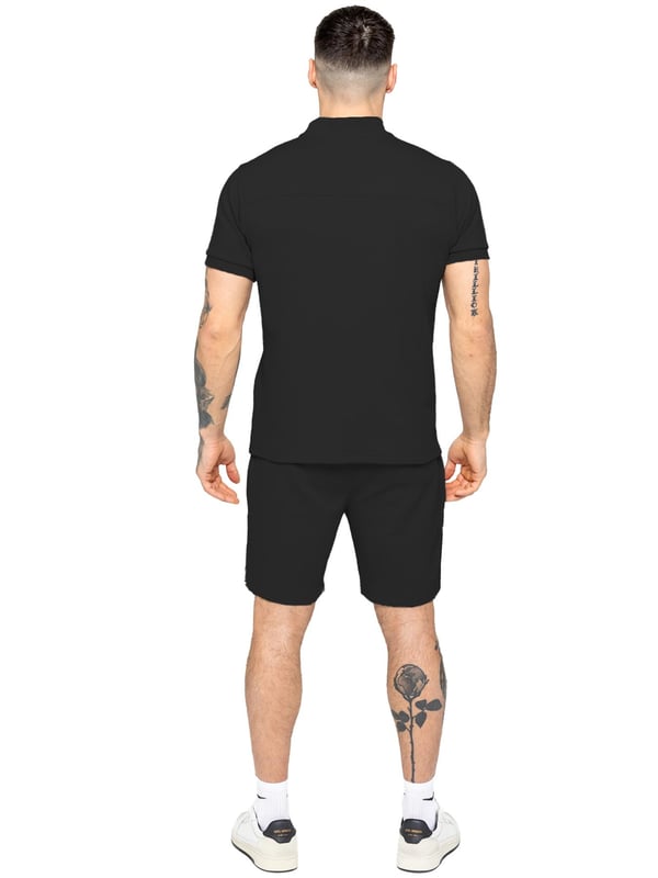 Mejora tu guardarropa de verano con el conjunto de camiseta texturizada para hombre de Enzo, diseñado para ofrecer estilo y comodidad. Confeccionado con tela texturizada de primera calidad, este conjunto es ideal para cualquier ocasión casual. La camiseta presenta mangas cortas, un ajuste regular, un cuello bomber y un cierre de cremallera de un cuarto, con mangas acanaladas terminadas en un patrón de gofre texturizado para mayor sofisticación. Los shorts a juego cuentan con una cintura elástica con un cordón ajustable y prácticos bolsillos laterales, todos hechos de la misma tela texturizada de alta calidad