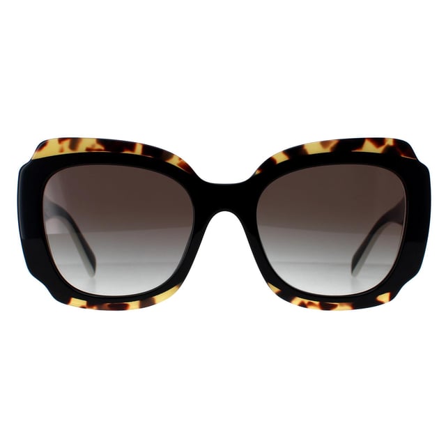 Prada PR16YS 01M0A7 black and medium tortoise light grey gradient zonnebril is een modieus ontwerp gemaakt van hoogwaardig acetaatmateriaal dat duurzaamheid en comfort garandeert. De slapen zijn versierd met het iconische Prada logo, wat een vleugje verfijning toevoegt. Deze zonnebril is perfect voor elke gelegenheid, of het nu een dagje in de zon is of een avondje uit in de stad.