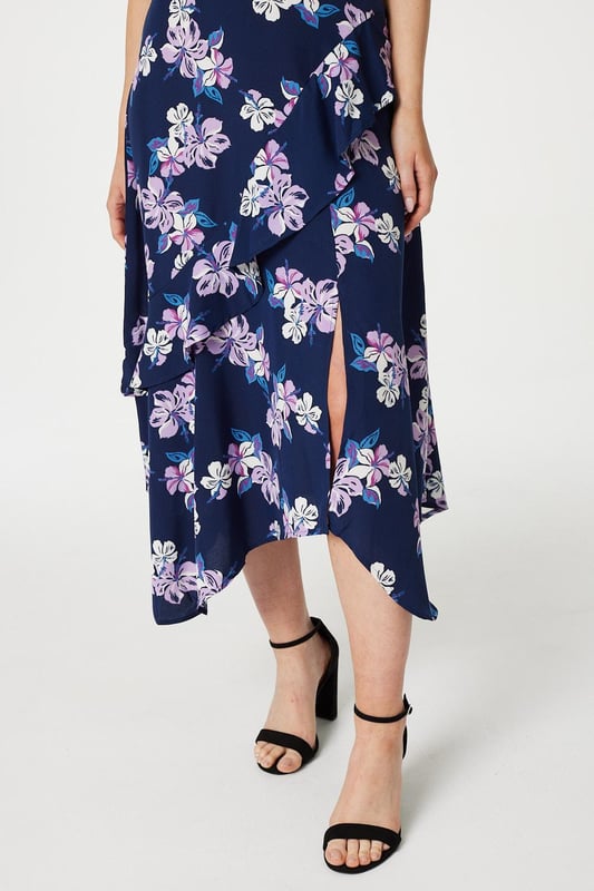 Add a pretty floral tea dress to your collection with this layered hem midi dress. It has a round neck, 1/2 angel sleeves, a zip back closure and a maxi length skirt with a tiered hemline. Pair with neutral strappy heels for a stylish look that's perfect for an evening out on holiday or a daytime wedding.