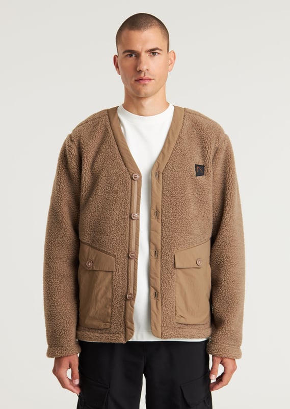 Fit & Material The Karo Fleece is a regular fit jacket, made from 100% polyester. The lining is composed of 100% polyamide, making it extra comfortable.  Details The Karo Fleece features an all-over knitted sherpa design. On the sides, you'll find 2 contrasting comma-shaped pockets with button closures. Additionally, this jacket includes Signature CHASIN' details and a button closure.  Specs  Regular fit Lined Knitted Sherpa Button closure 2-pocket CHASIN' details