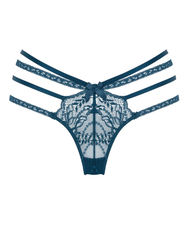 Voel je super sexy in deze string! Hij is voor een groot deel van kant, er zit een leuk strikje aan de voorkant en de strappy details zijn de finishing touch. Combineer met je eigen favoriete items!