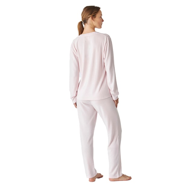 Women's long-sleeved pajamas with an elegant and comfortable design, ideal for lounging or relaxing at home.

 Its modern and sophisticated design adapts perfectly to the female figure, enhancing the silhouette with a chic and relaxed style.

 The set includes a long-sleeved top with a delicate V-neck.

 The long trousers have a loose fit, two practical side pockets and an elastic waistband adjustable with drawstrings, ensuring a comfortable fit.

 Tonal exposed stitching adds a subtle yet elegant detail.

 Enjoy a design that combines fashion and functionality. Ideal for giving as a gift or for pampering yourself.
 Composition: Shirt: 72% Polyester, 23% Viscose, 5% Elastane; Pants: 72% Polyester, 23% Viscose, 5% Elastane
 Care:
-Wash on a gentle cycle.
 -Always use cold or warm water.
 -Do not use a dryer. It is better to air dry.
 -If necessary, iron at low temperatures.
 -Do not use bleach.