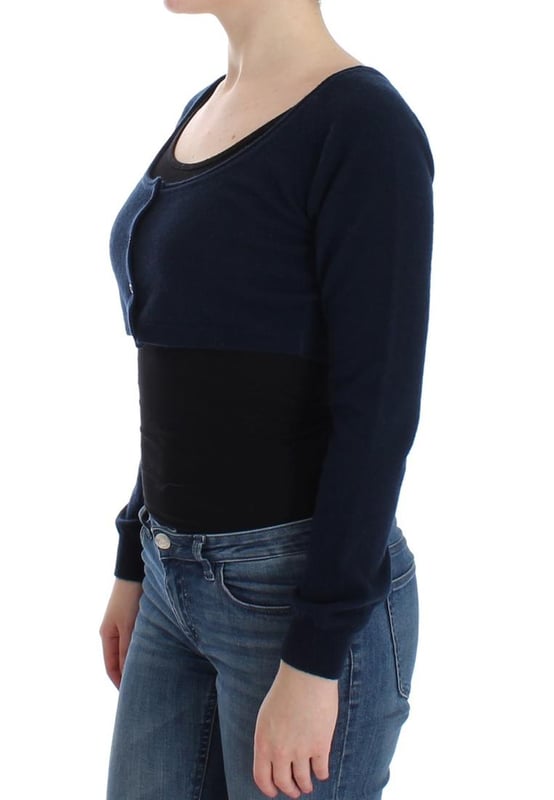Suéter corto de cachemir y lana azul de lencería 100% auténtica de Ermanno Scervino  
Hecho en Italia  
Cierre de botón  
Detalles de logo  
Material: 70% lana 30% cachemir  
Color: azul  
Modelo: suéter corto