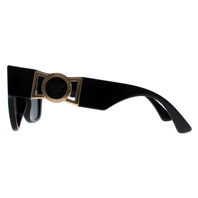 De Versace VE4415U GB1/87 zwart donkergrijs zonnebril is een luxe en stijlvolle brillenoptie voor wie van mode houdt. Het cat-eye montuur, het Medusa hoofdembleem en de goudkleurige details voegen elegantie toe aan het ontwerp, terwijl de verstelbare neuskussentjes zorgen voor een comfortabele pasvorm. Ideaal voor modebewuste individuen die op zoek zijn naar een glamoureuze en geraffineerde bril voor dagelijks gebruik of speciale gelegenheden.