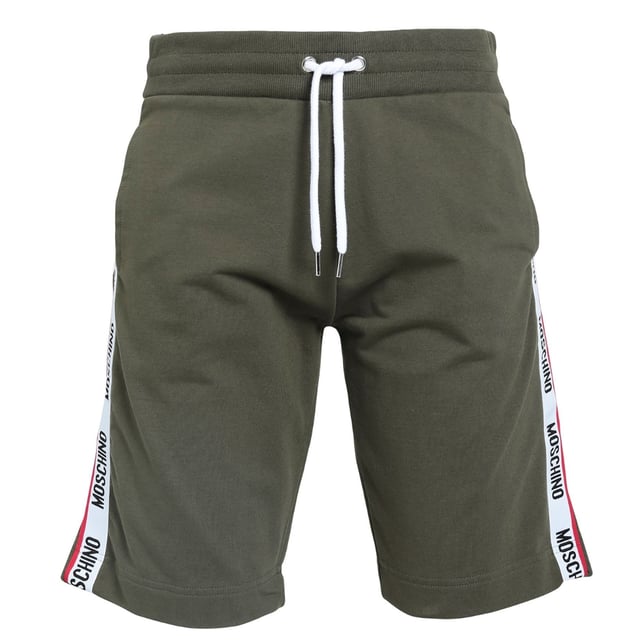 Pantalones cortos verde caqui con logo de cinta de la marca Moschino. Pantalón corto Moschino verde. Cinta con logo en las piernas, cintura elástica. 95% Algodón, 5% Elastano, Bolsillo trasero. Corbatas con cordón, colección Moschino Loungewear. Código de estilo: A4306 8102 0430