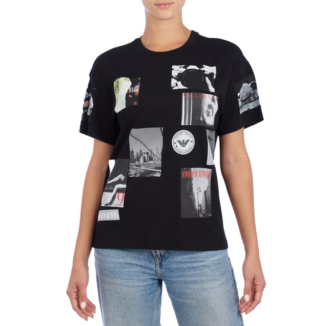 Camiseta de corte relajado y estilo contemporáneo de la marca Emporio Armani, con un diseño de cuello redondo y manga corta. 

La prenda destaca por su estampado de múltiples en la parte frontal, que combinan elementos gráficos y fotografías en tonos monocromáticos y detalles en color, creando un efecto visual moderno y artístico. 

En el centro del diseño se encuentra el icónico logotipo de Emporio Armani, que aporta un toque distintivo de la marca. 

Confeccionada en algodón de alta calidad, esta camiseta es ideal para quienes buscan una pieza versátil y llamativa que combine comodidad con estilo urbano y sofisticado.
 Composición: 100% Algodón
 Cuidados:
- Lavar en máquina en ciclo suave.
- Evitar el uso de la secadora,
- Planchar a baja temperatura.