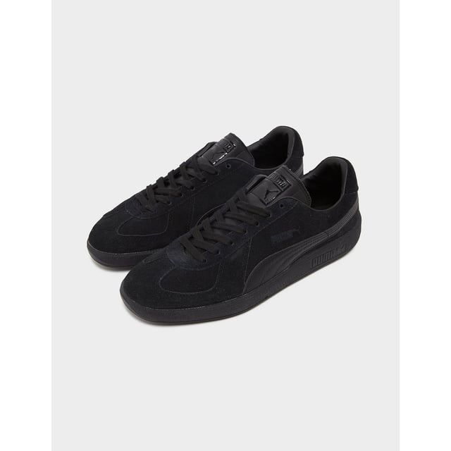 Fondée en 1948, Puma est devenue une marque bien connue sur le marché des vêtements de sport. Au fil des années, la marque a sponsorisé de nombreux événements sportifs, notamment le football et le basket-ball, et a continué à développer et à améliorer ses créations. Ces baskets Army sont dans un coloris noir avec des détails en daim et le logo Puma classique, la dépendance parfaite à votre collection de baskets. Détails : coloris noir, dessus en cuir de qualité supérieure avec empiècements en daim, support de talon rembourré, coutures ton sur ton, lacets plats, semelle intermédiaire et extérieure en caoutchouc et logo Puma classique sur le côté, la languette et le talon.