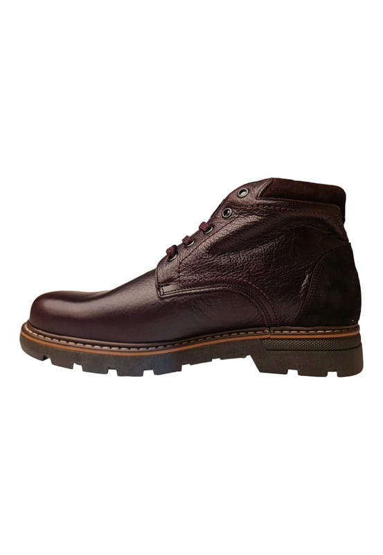 Botín de hombre con cierre de cordones, lengüeta con detalle de logo bordado y detalles de costuras por toda su superficie. Cuenta con una cómoda suela Air System y una planta antideslizante con Shock Absorber.