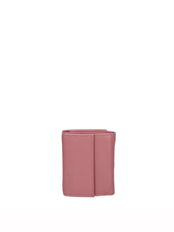 Cartera de hombre. El cierre es con botón de presión. Los bolsillos internos son tarjeteros y porta billetes. Los bolsillos exteriores son uno trasero con clip. Falta la correa para el hombro. Falta el mango. Hay un compartimento interno. El material exterior es 100% Piel Auténtica. Internamente está forrado en piel auténtica. Medidas: 8x10x3 cm. Producto de moda