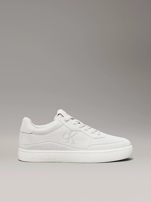 Calvin Klein CLASSIC CUPSOLE ICON Mens Trainers Eggshell/Creamy White

 Upper Material: Suede

Lining Material: Textile

Sole Material: Rubber

Closure/Fastening: Lace-Up

Features: Comfort,Breathable

Toe Shape: Round

Shoe Width: Regular

Item Weight: 0.5 KG

Heel Height: Low (2.5-4.9cm)

Shoe Shaft Height: Low Top

Trainer Style: Casual

Gift Boxed: No
Product Code: YM0YM010940HR