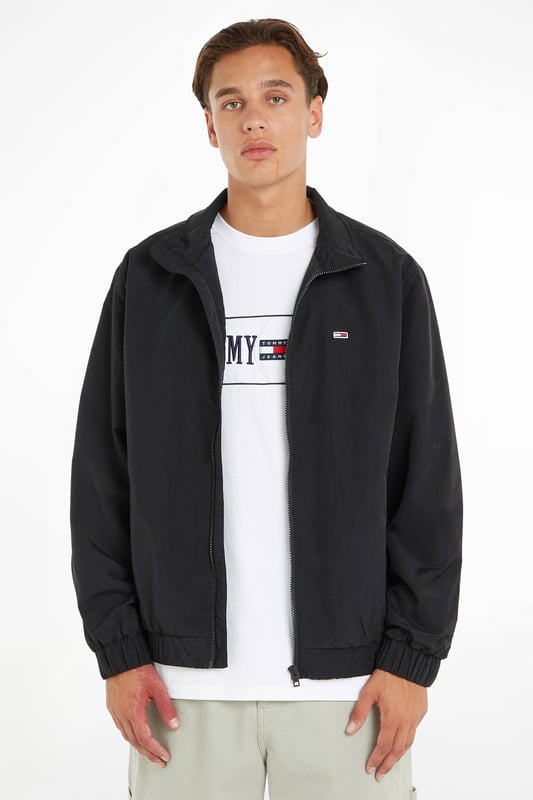 GBDeze jas voor heren van Tommy Jeans is gemaakt van gerecycled polyamide (duurzaam). Dit model heeft een opstaande kraag, lange mouwen en een ritssluiting.details van deze jas:2 steekzakken