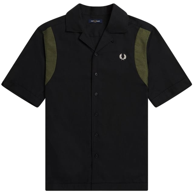 Eleva tu estilo informal con la camisa informal Fred Perry. Con el logo de la marca en el pecho izquierdo, esta camisa irradia sofisticación y atractivo atemporal. Perfecta para cualquier ocasión, esta camisa elevará tu guardarropa sin esfuerzo., 70% Algodón, 30% Lyocell, Camisa negra, Camisa bowling, Cierre de botones, Manga corta, Cuello. Ropa Casual, Camisa Negra, Manga Corta