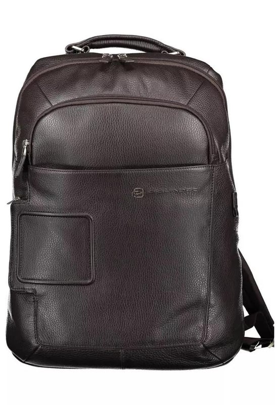 Mochila de nailon marron.
  Disenado para hombres.
  Un asa y correas ajustables para los hombros.
  Tres bolsillos externos y un bolsillo interno.
  Espacio interno para el portatil y el portalapices.
  Cierre de cremallera.
  Logotipo para un toque de lujo.