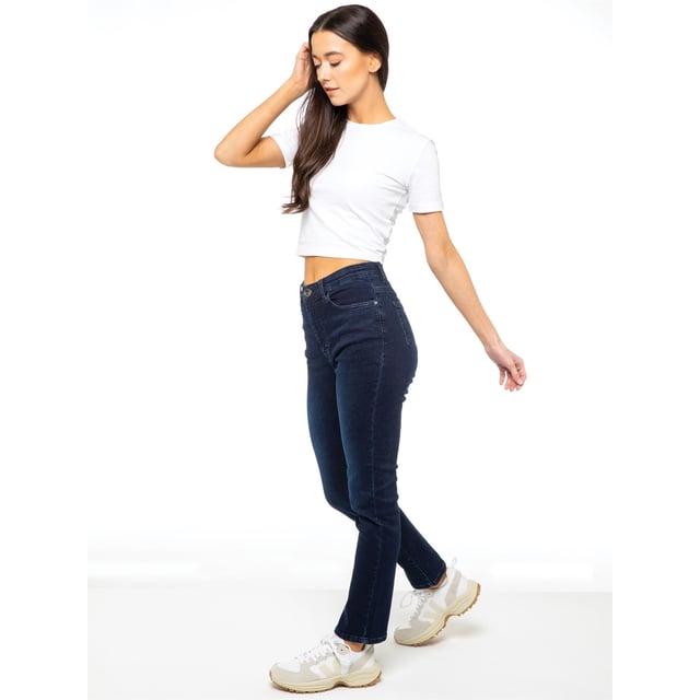 Enzo Womens Straight Leg Denim Jeans. Featuring Branded Button and Rivets with Button Fly Fastening. Add a new Fashion Look into your Life. Great to wear with T-shirt for Everyday use. Comfortable and easy to wear.