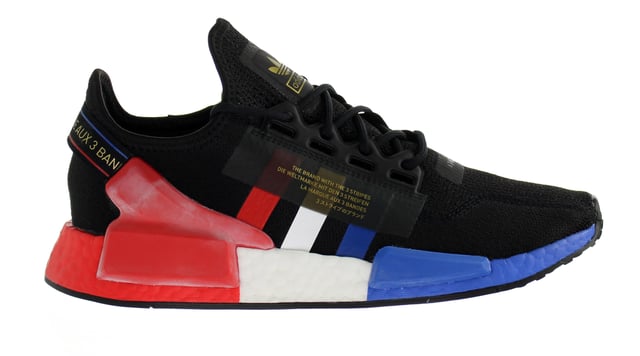 Frische deinen Sneaker-Style auf mit dem adidas NMD R1 V2! Dieser Laufschuh ist in einem eleganten Schwarz gehalten und verfügt über eine gepolsterte Innensohle für zusätzlichen Komfort. Das charakteristische Branding mit roten und blauen Akzenten vervollständigt dieses Must-Have.